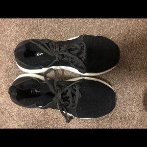 Black ultra boost/NEGOTIABLE